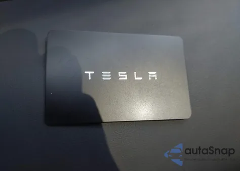 2024 Tesla Model Y из США, поврежденный, VIN 7SAYGDEE0RA301487